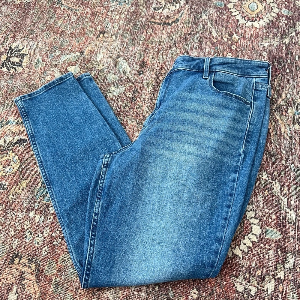 Old Navy High Rise WOW Super-Skinny Jeans
Size 16 Womens